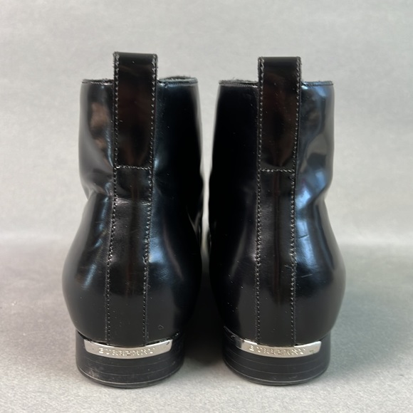 Burberry bootie. Front zipper. Black leather. Leather lining. Size 38.5. - Picture 4 of 14